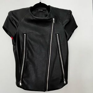 44Zara size xs jacket never worn was intend for a fashion show perfect condition